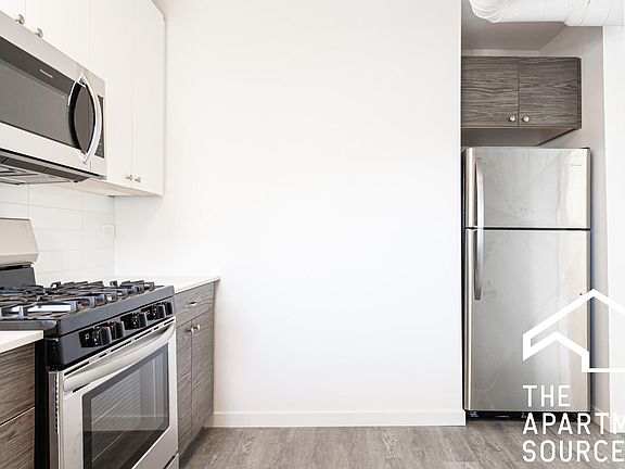 3rd image of 1710 W Glenlake Ave APT 2