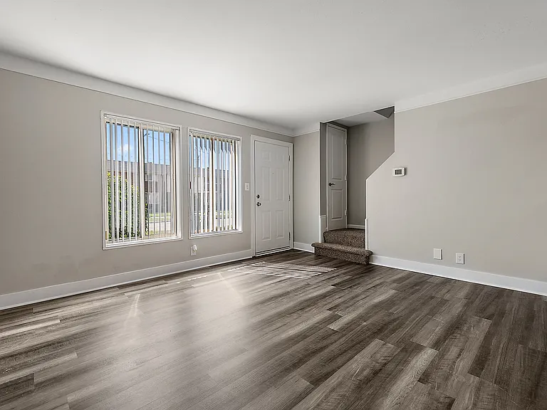 Oak Park Manor Apartments & Townhomes — Photo 11