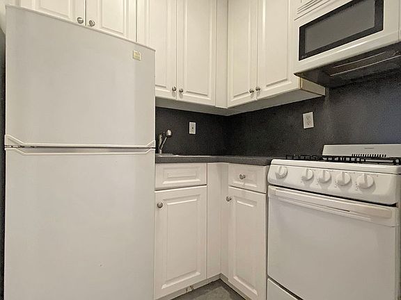 4th image of 437 W 48th St APT 4C