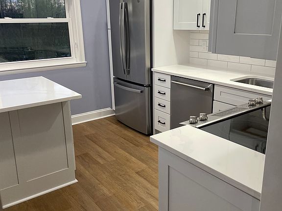 4th image of 694A Bloomfield Ave
