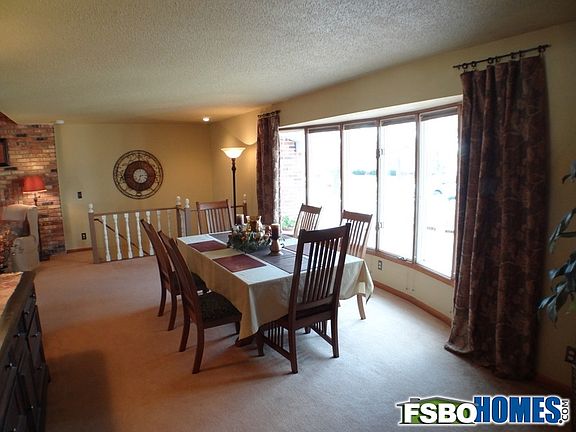Dining Room Area With Baywindows