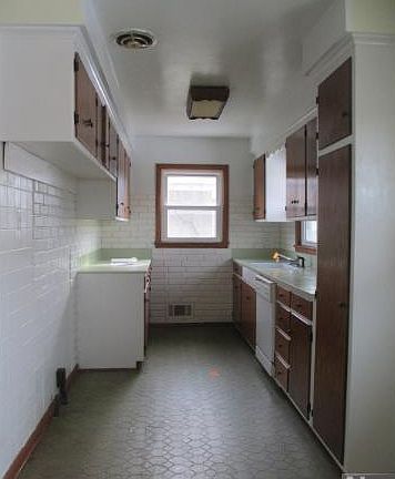 3rd image of 120 Ash St E