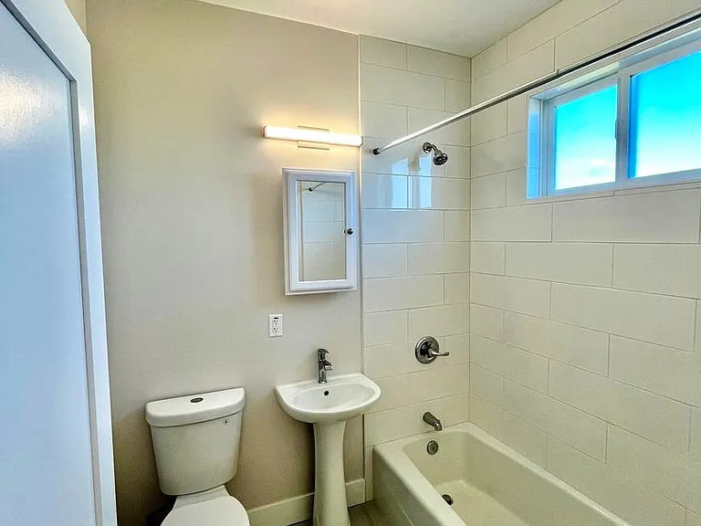 Spectacular, Top Floor 2 Bed/1 Bath Fully Renovated — Photo 10