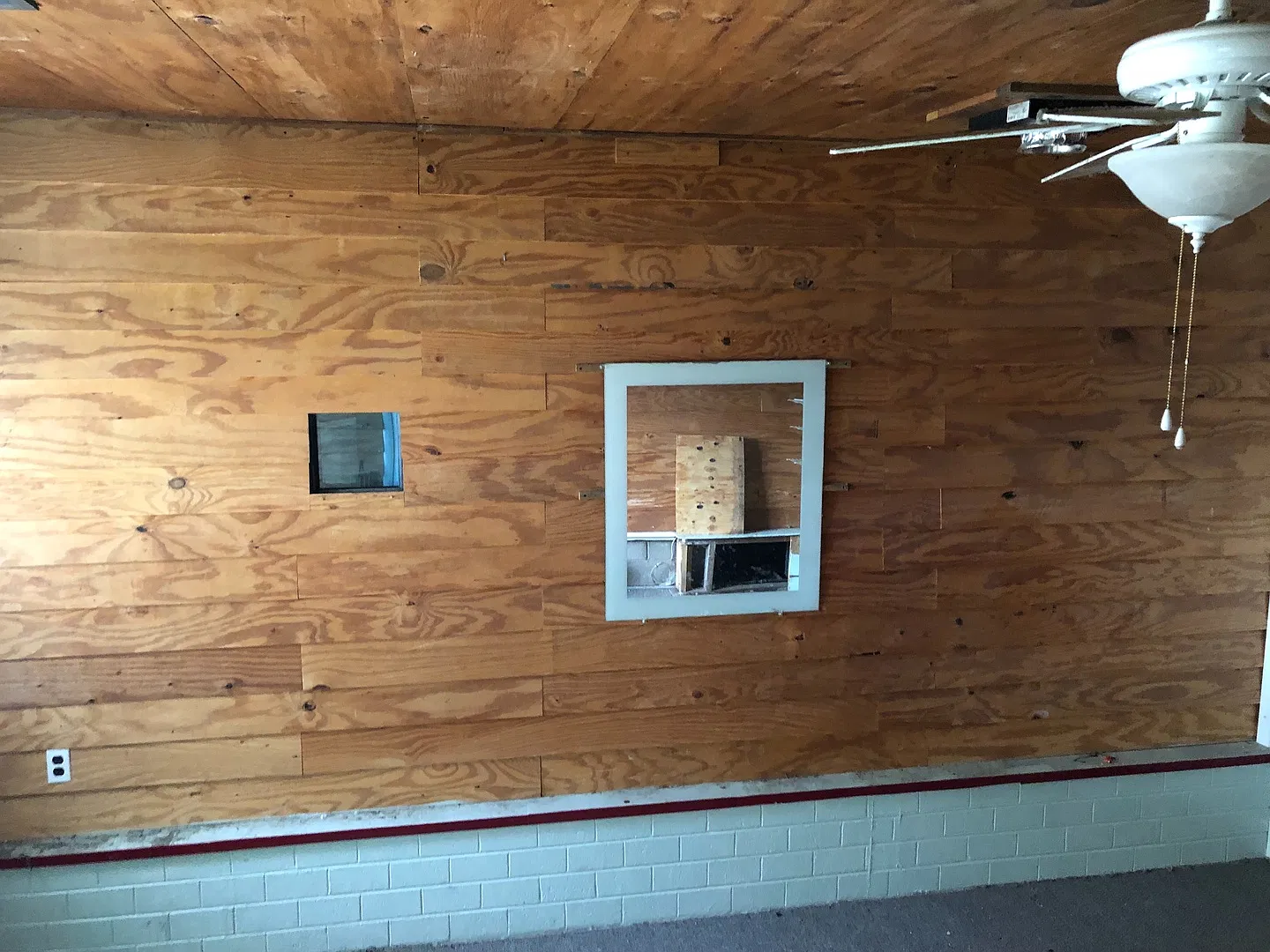 Nice three bedroom with hardwood floors, and Two car garage — Photo 3