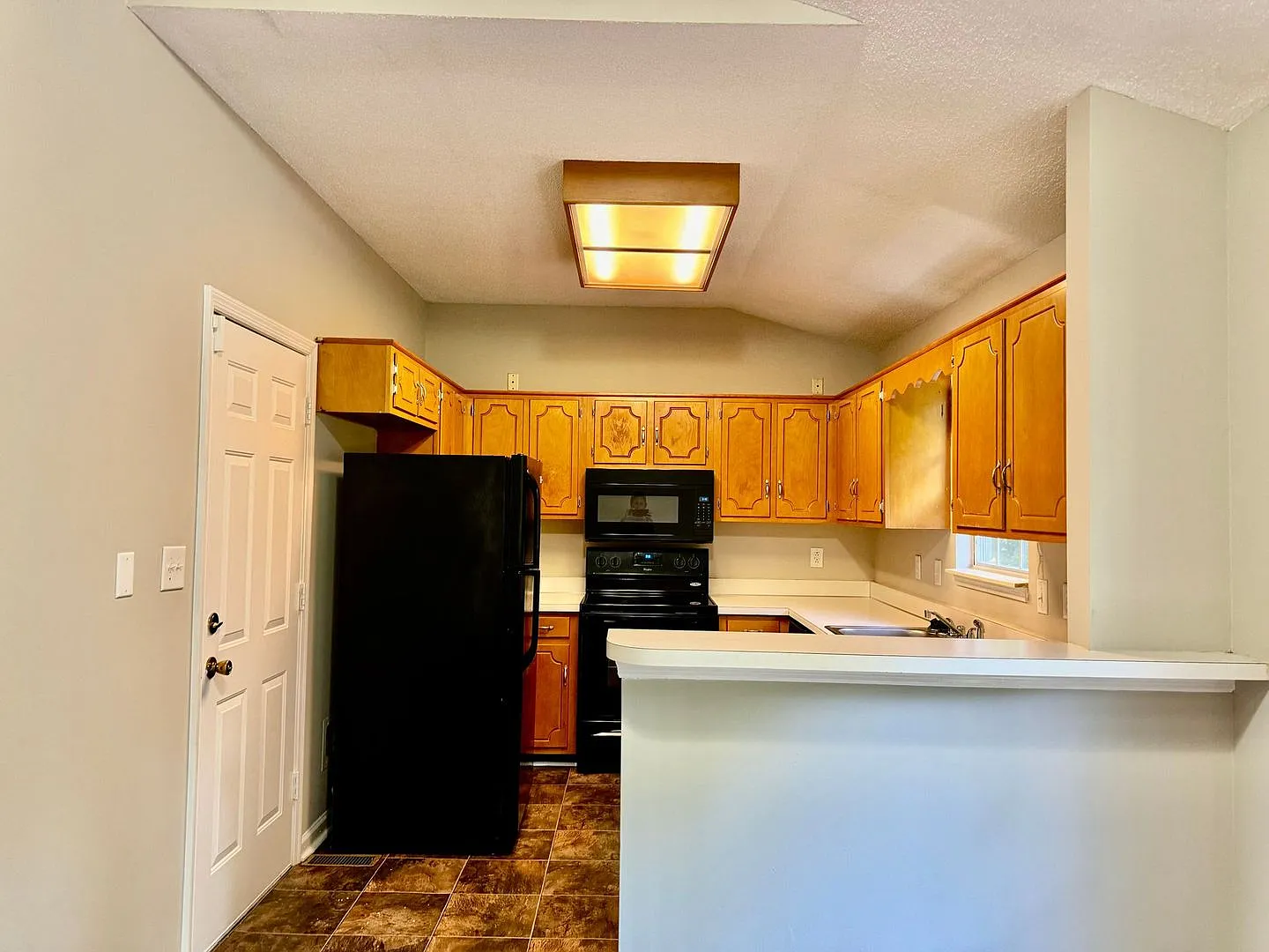 Close to Post! Cute 3 Bed/2 Bath Home Freshly Painted and New Carpet!! — Photo 4