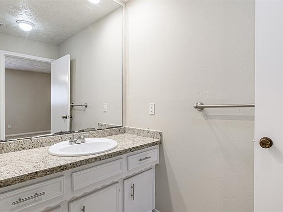 4th image of 10 Warwick Ln