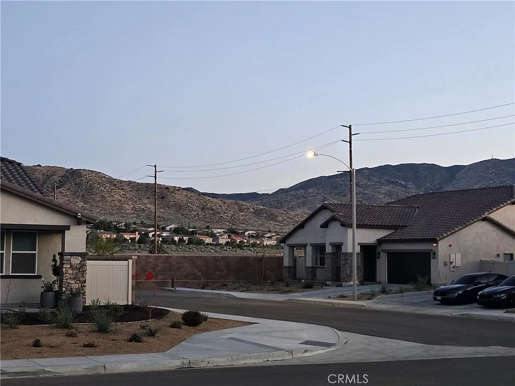 4 bed, 2406 sqft, $3,990 — Photo 4