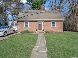 9 Gutheil Ln, Great Neck, NY 11024