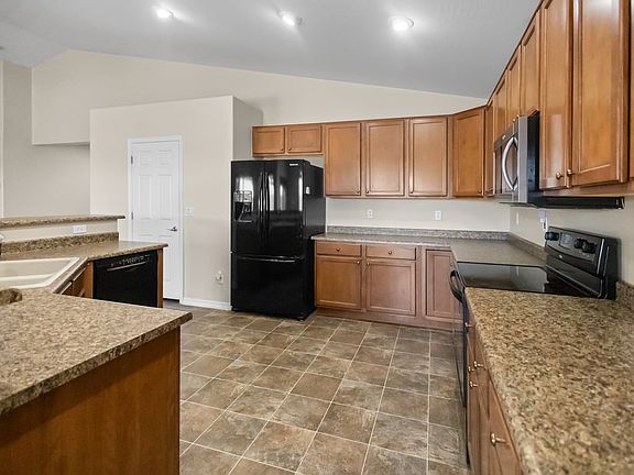 4th image of 2501 S 255th Dr