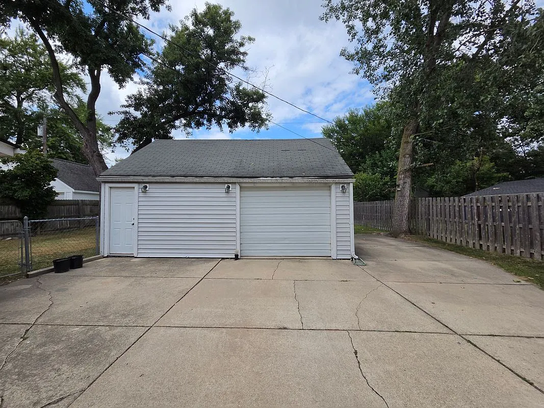 3 bed, 1.0 bath, 924 sqft, $1,800 — Photo 2