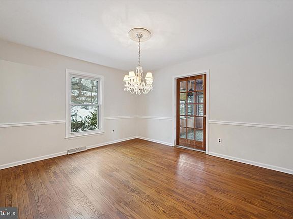 3rd image of 5 Westgate Cir