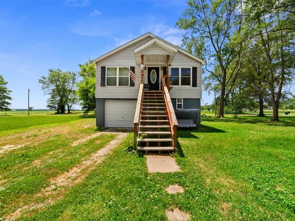 408 E Oak St, Winfield, MO 63389