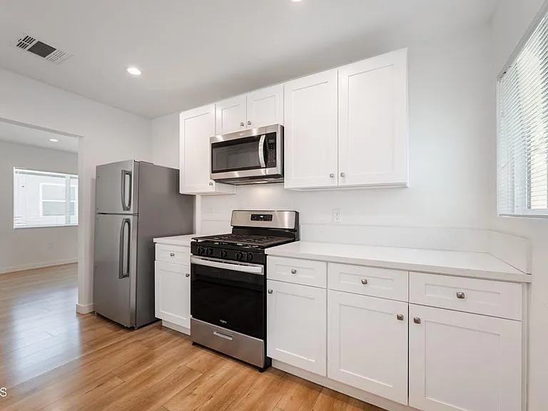 627 E Magnolia Blvd #E — Photo 4