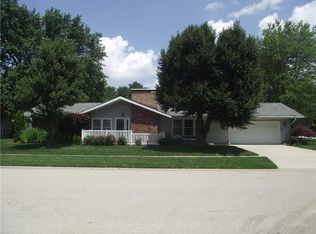 1102 Collins Dr, Effingham, IL 62401