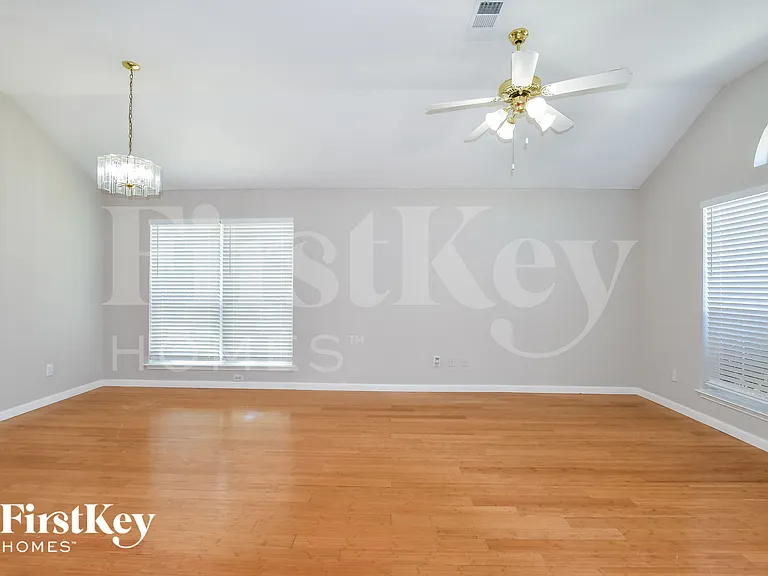 106 Drake Ln — Photo 2
