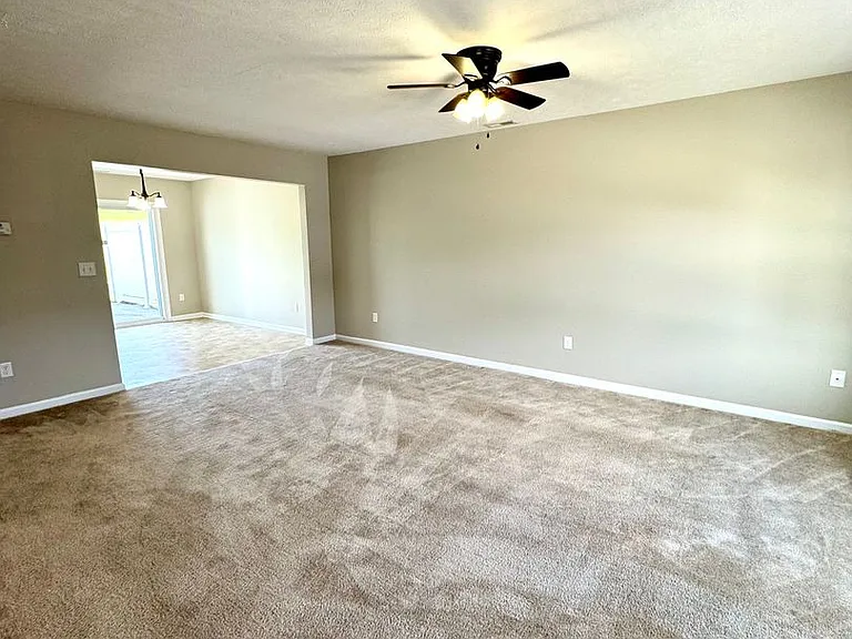 433 Leslie Ct — Photo 18