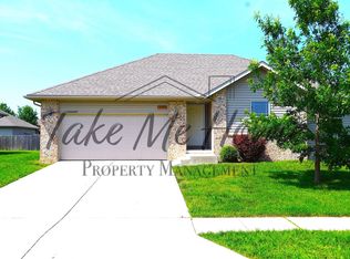 5597 W Longleaf Dr, Springfield, MO 65802