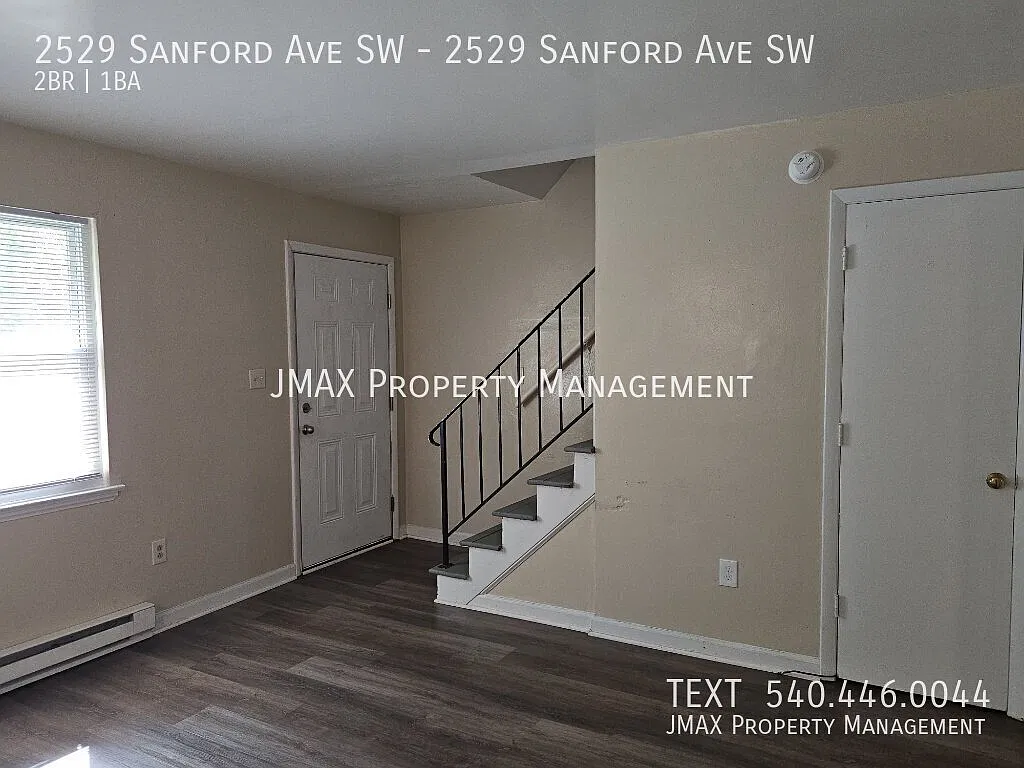 2 Bedroom Duplex in a Convenient Location — Photo 2