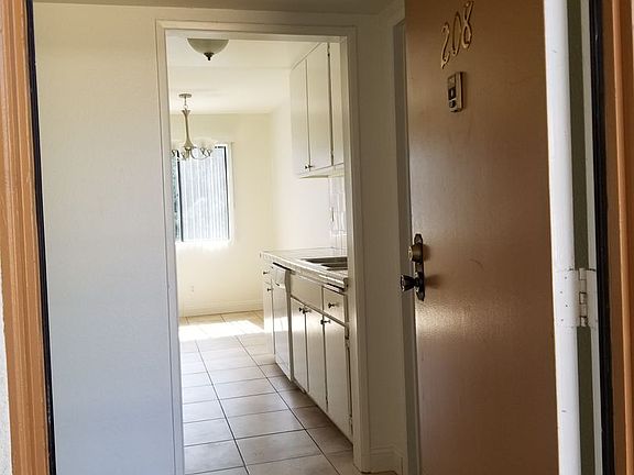 3rd image of 4122 Tujunga Ave Unit 208