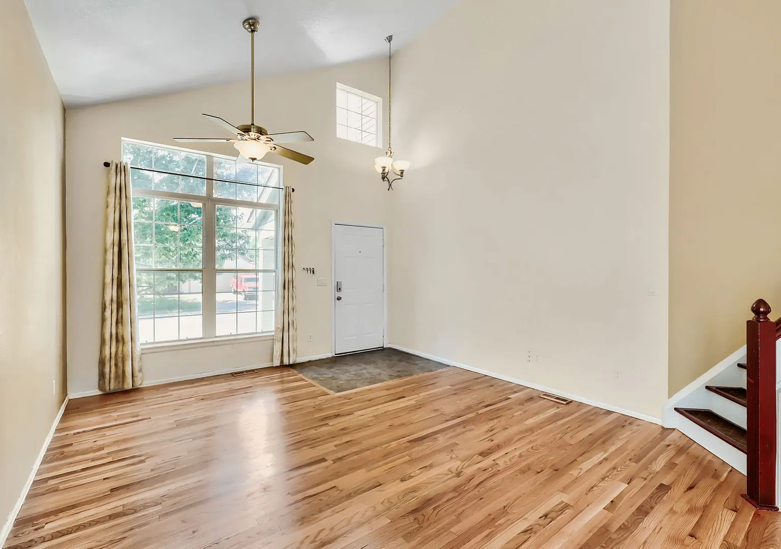 Evolve Real Estate: Meticulous Executive 4 Bedroom Up Plus Finished Basement Apartment Available ... — Photo 2