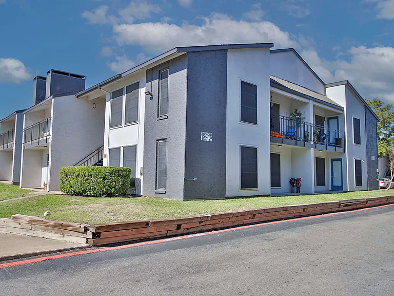 Parks on Taylor Apartment Homes — Photo 9