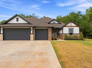 2301 Creekview Dr, Moore, OK 73160