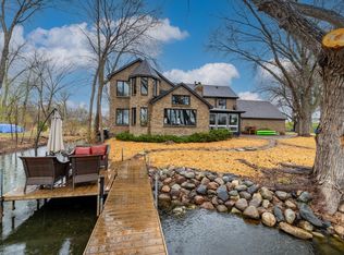 211 Peninsula Rd, Medicine Lake, MN 55441