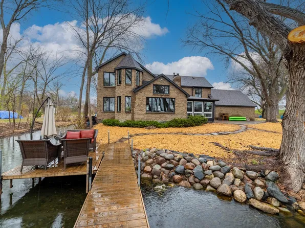 211 Peninsula Rd, Medicine Lake, MN 55441