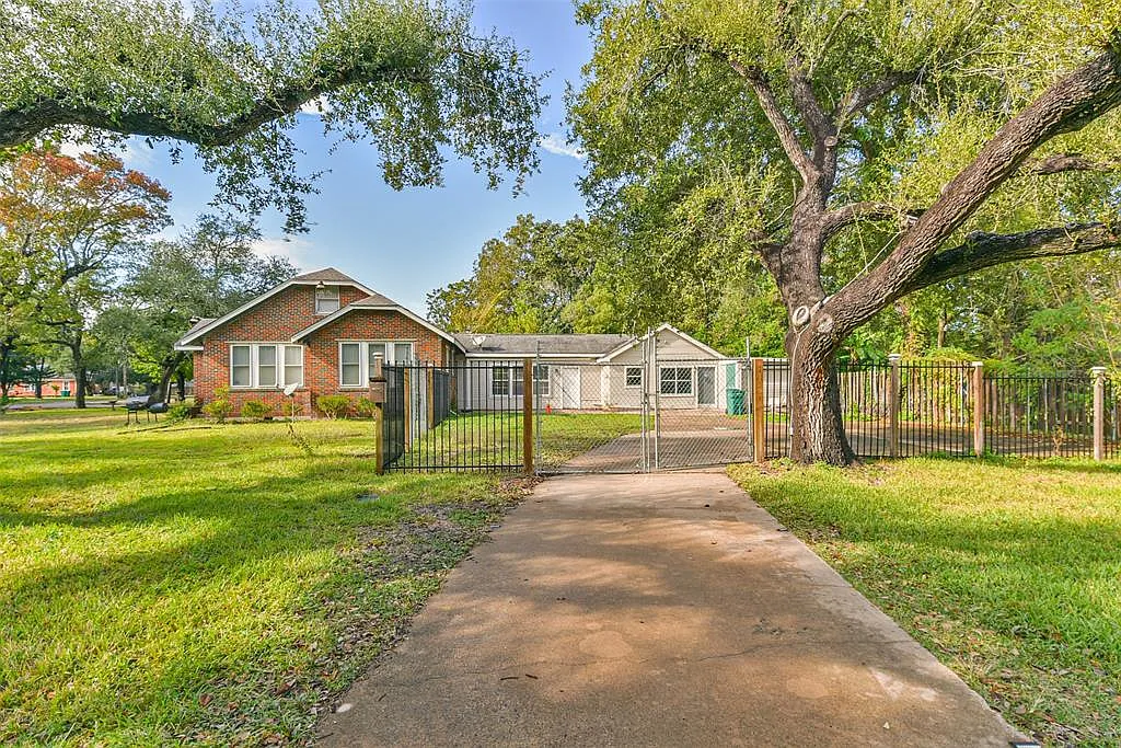 2 bed, 900 sqft, $1,650 — Photo 2