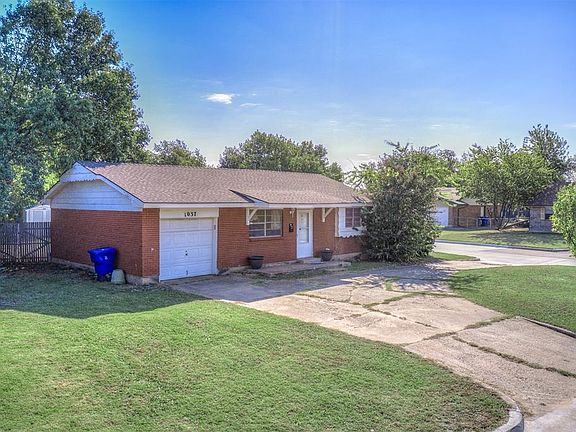 2nd image of 1037 Montgomery Cir