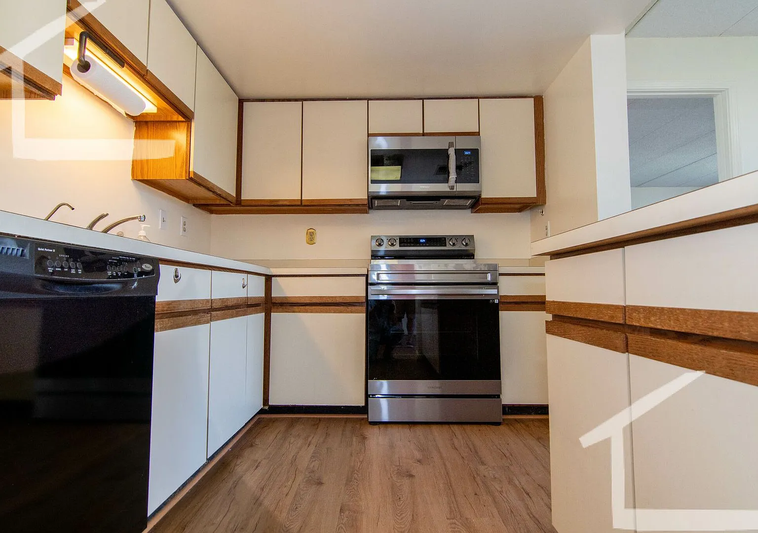 Charming 2 Bedroom-No Broker Fee — Photo 3