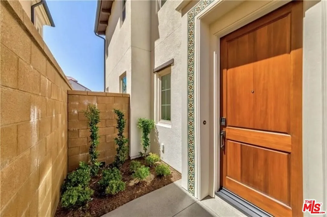 4 bed, 4.0 bath, 2524 sqft, $6,800 — Photo 2