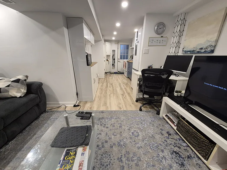 1191 Woodbine Ave #BASEMENT — Photo 8