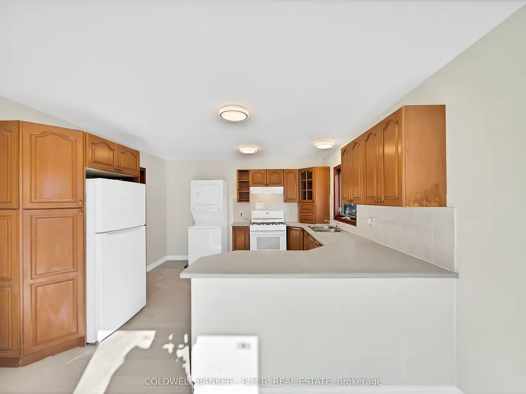 60 Albert St S — Photo 8