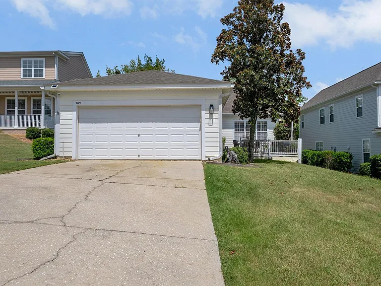 2119 Fernleigh Dr — Photo 9