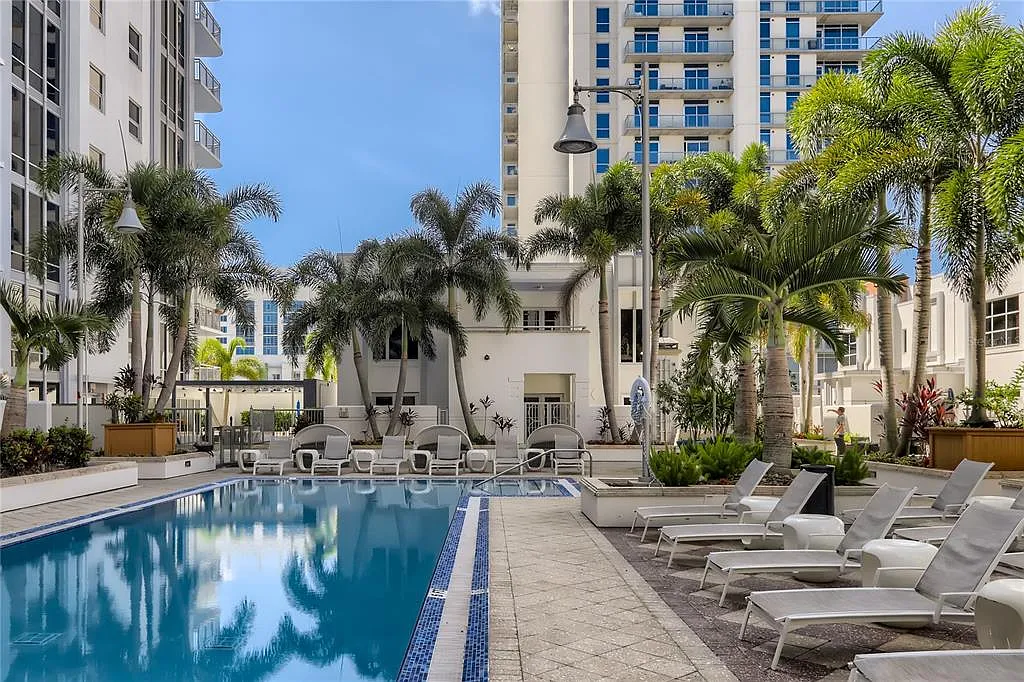 1 bed, 1.0 bath, 852 sqft, $2,090 — Photo 2