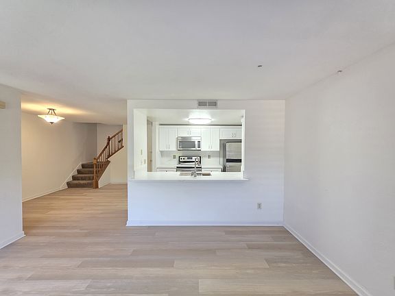 5th image of 304 W Sunnyoaks Ave