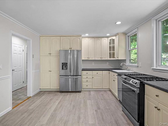 4th image of 79 N Healy Avenue