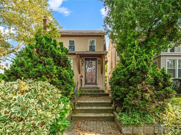 257-18 Pembroke Ave, Great Neck, NY 11020