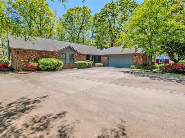 7 Old Oak Trl, Hartwell, GA 30643