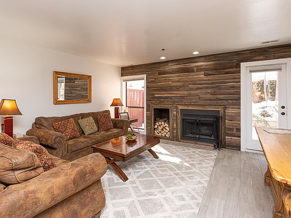 4th image of 1375 Woodside Ave #102
