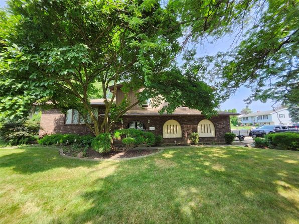 202 Harbor Rd, Erie, PA 16511