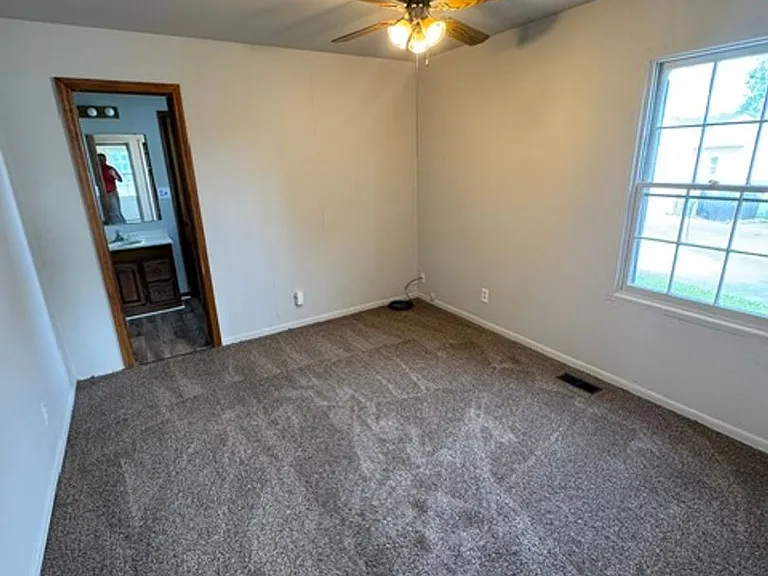 608 Warwick Ave — Photo 9
