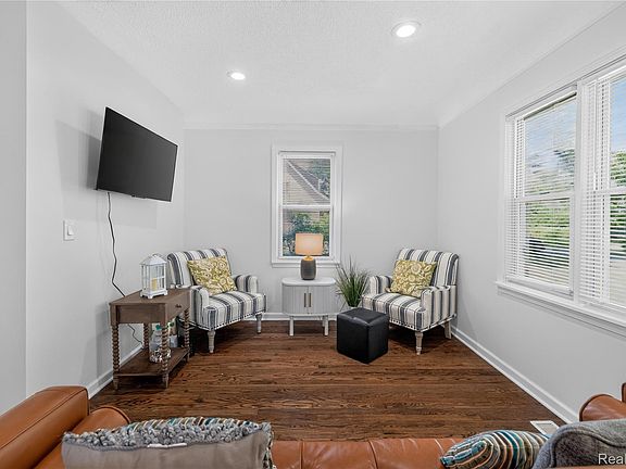 5th image of 25450 6th St