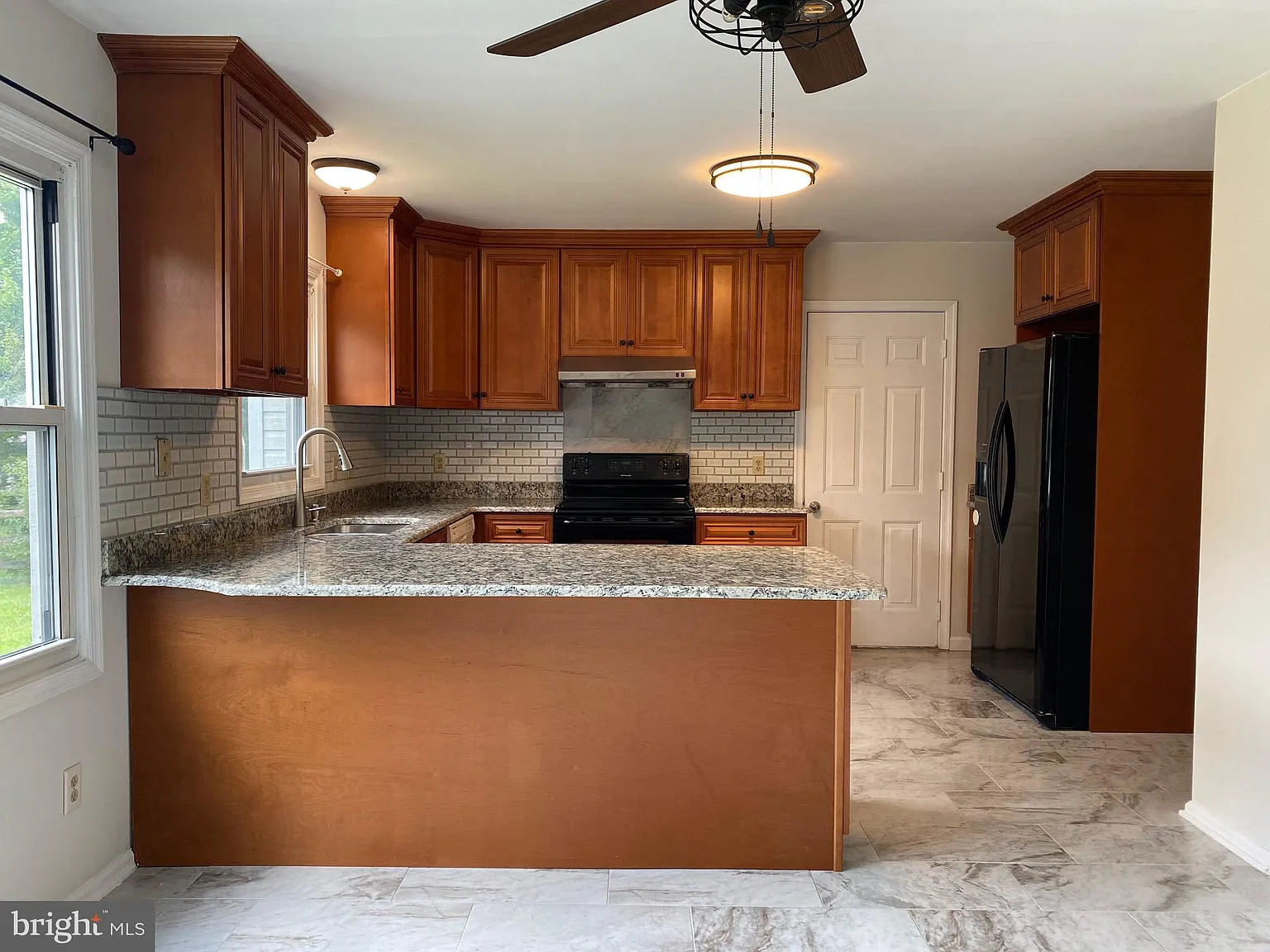 4 bed, 2.5 bath, 2250 sqft, $2,600 — Photo 2