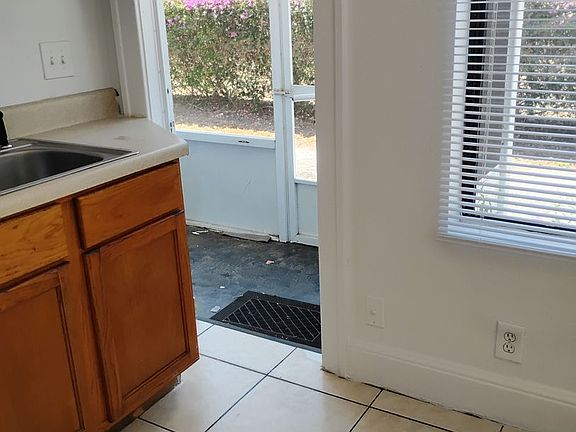 5th image of 436 E Park Ave #1
