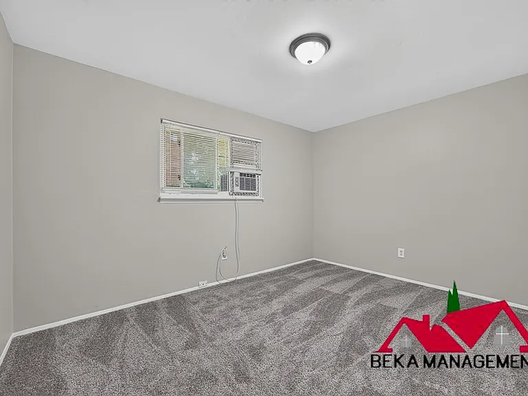 4323 Grace Ave — Photo 15