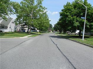 108 Indian Creek Dr, Levittown, PA 19057