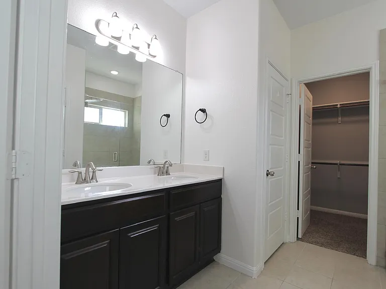 Double sink in the master bathroom