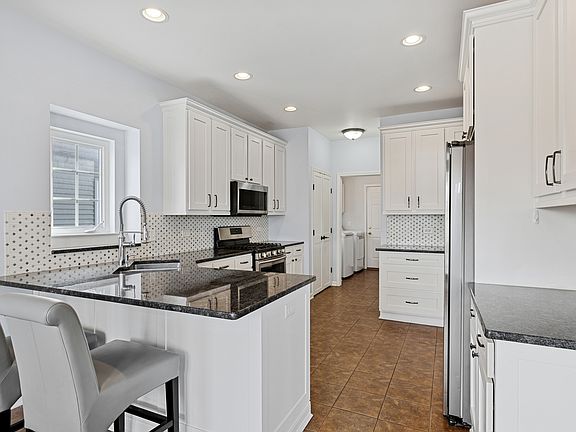 4th image of 641 Indigo Ln